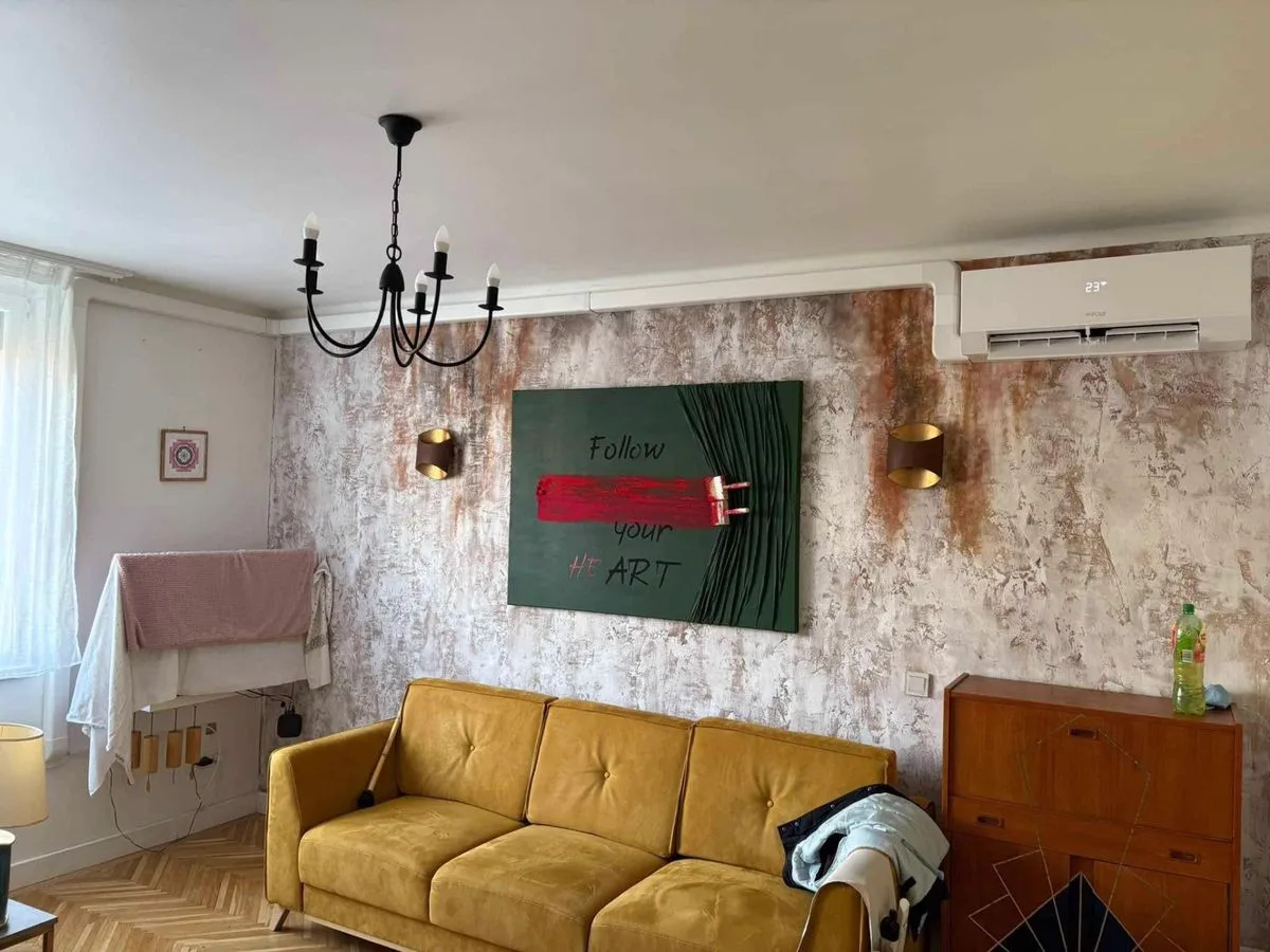 Oldalfali split klíma beltéri egység nappaliban, Budapest