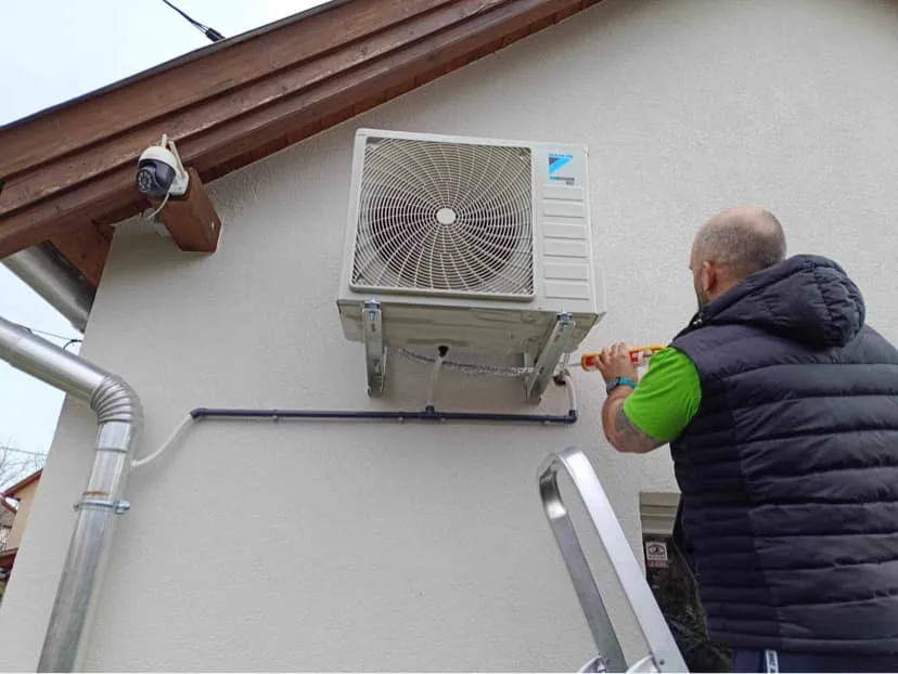 Daikin kültéri klíma egység telepítése családi ház falára, Pesterzsébet