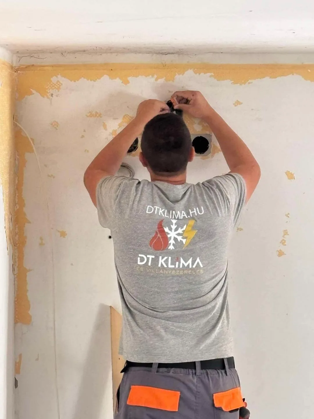 DT Klíma szerelő precíz kivitelezés közben, VI. kerület